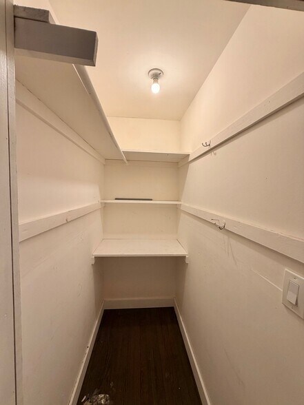 Building Photo - 10 S Woodbury Rd