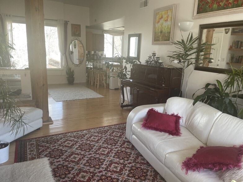 living room - 1600 Pinebrook Blvd