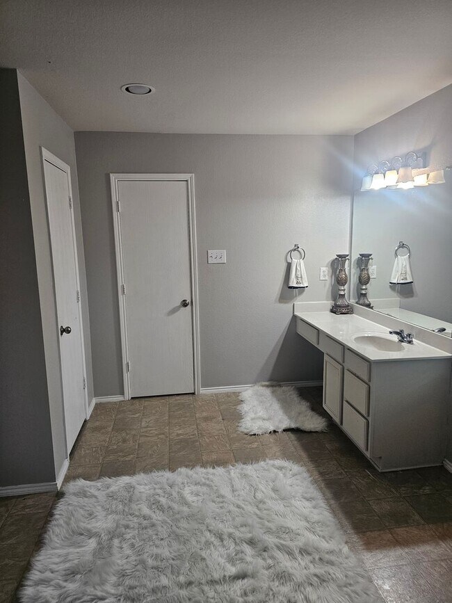 Building Photo - 3 BR/2.5BA | Updated Single Family Home | 2-Car Garage Parking | In Grand Prairie!