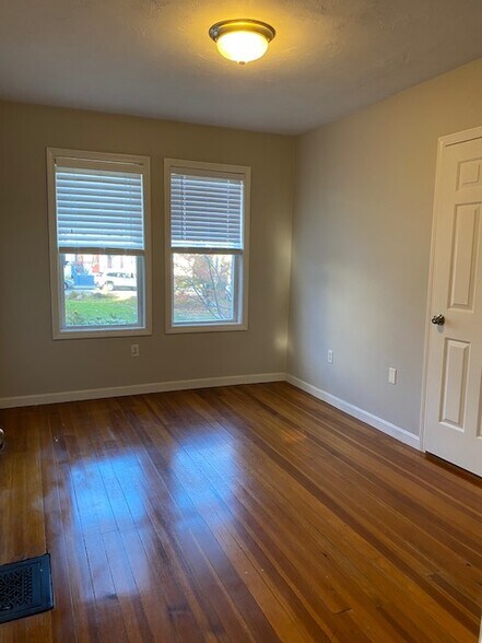 9 X 13 bedroom - 40 Atherton St