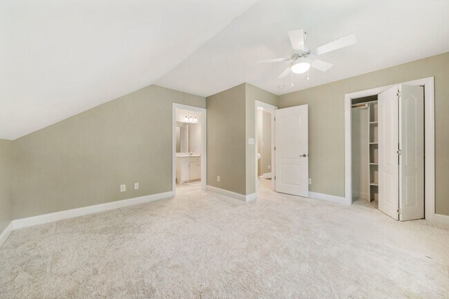 Building Photo - Available 07/10/26! Lovely 3 bedroom townhome close to the Eno River in Country Club Heights!