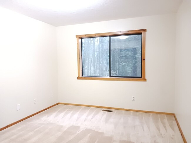 Building Photo - Woodland Setting- West Linn 3 Bedroom 2.5 ...