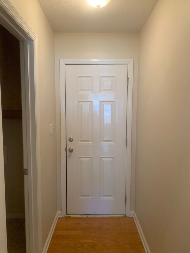 Building Photo - 4bd/2ba located in the Highlands Subdivision right off of Bemiss.