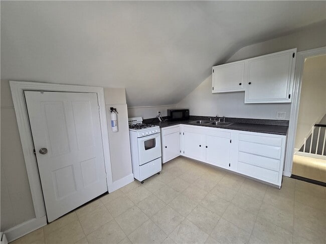 Building Photo - 292 Pleasant St