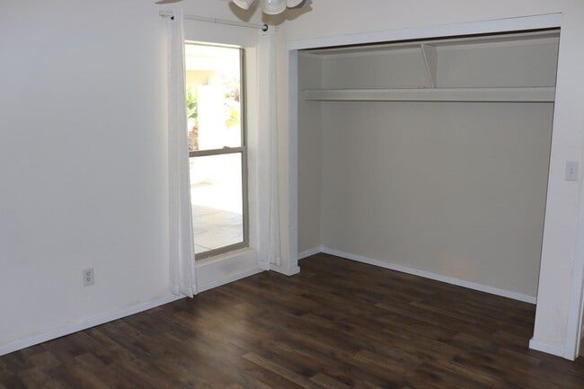 Building Photo - 5 Bedroom, 2 Bathroom