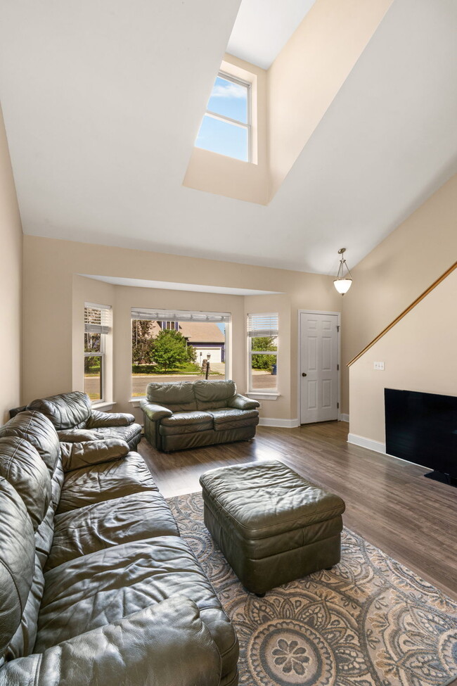Building Photo - 306 Golden Valley Dr