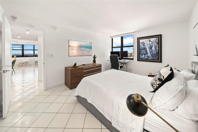 Building Photo - 2555 Collins Ave