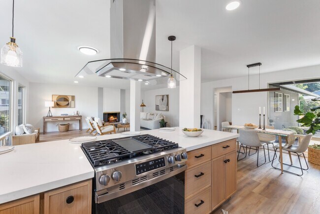 Building Photo - Fully Remodeled 4BR Rambler in Private Federal Way Community