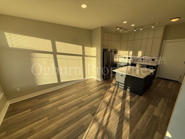 Building Photo - 810-421 W. 4th St-1BR/1BA 4th & Broad Condo!