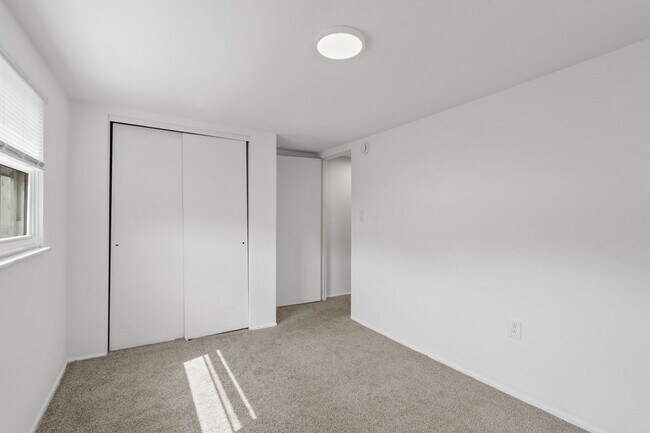 Building Photo - 17 E Sherman St