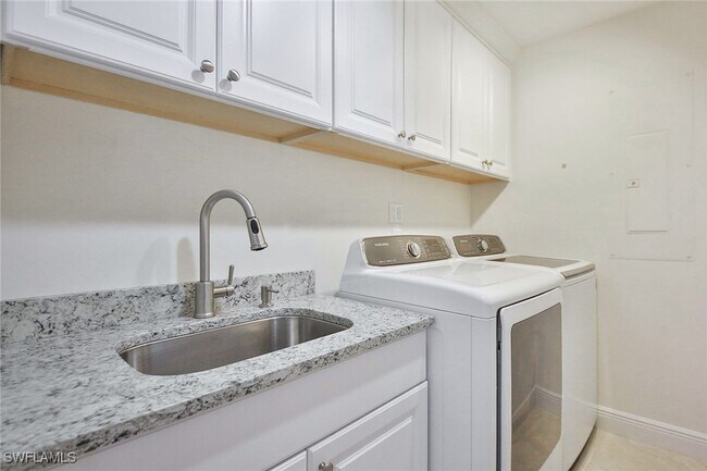 Building Photo - 824 Hideaway Cir E