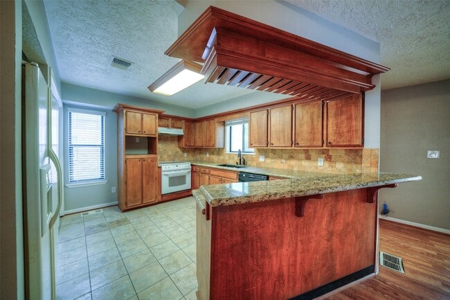 Building Photo - 25 Shady Oak Ln