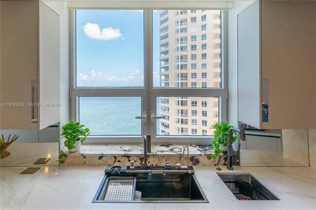 Building Photo - 848 Brickell Key Dr