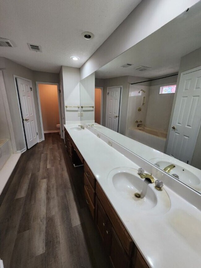 Building Photo - 15 Honey Locust Ct