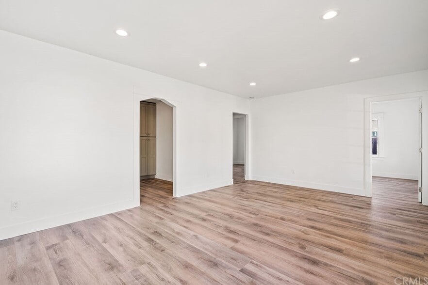 Living area - 728 E Palmer Ave