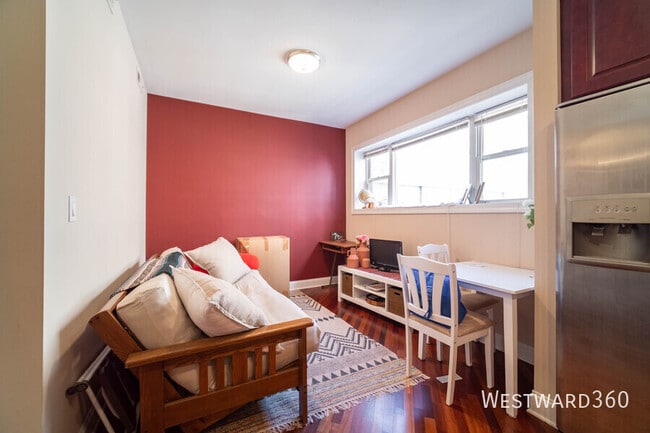 Building Photo - 906 W Winona St