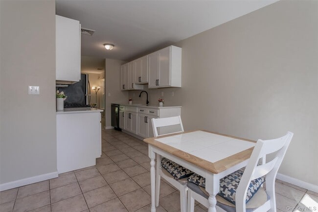 Building Photo - 423 Kings Hwy