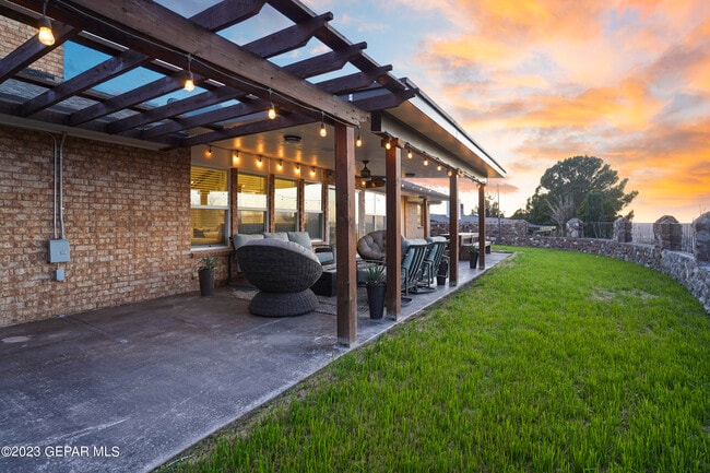 Building Photo - 413 Hollydale Dr