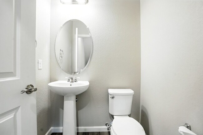 Building Photo - Modern 2-Bed, 2.5-Bath Townhome with Garage