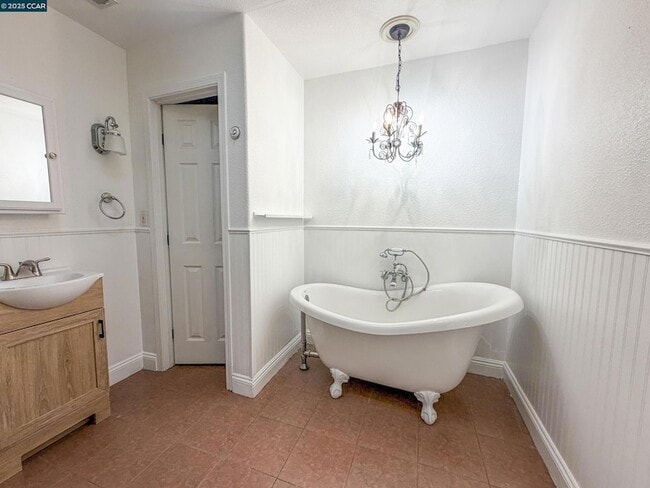 Building Photo - 530 Greenmont Dr