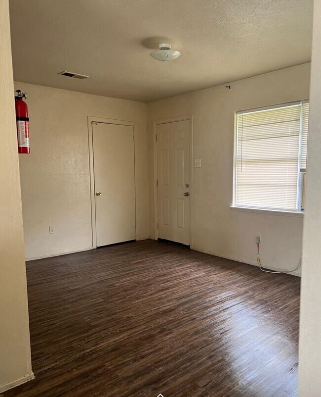 Building Photo - 4307 Holloway Dr