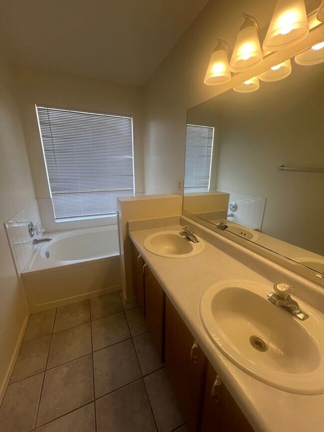 Building Photo - NICE 3 BEDROOM IN RITA RANCH WITH GREAT FL...