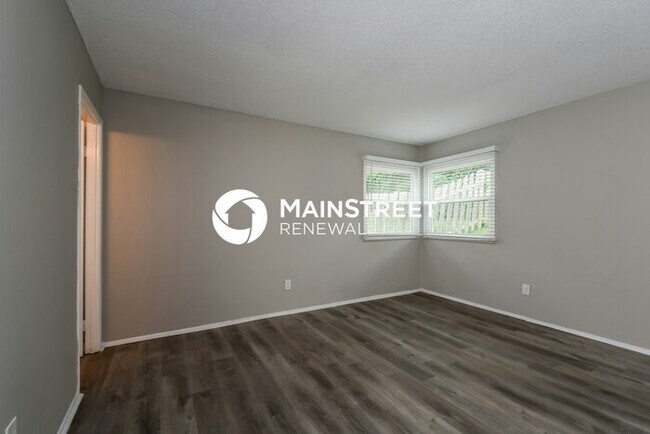Building Photo - 3 Bedroom Pet-Friendly Home in St. Louis, MO with Main Street Renewal