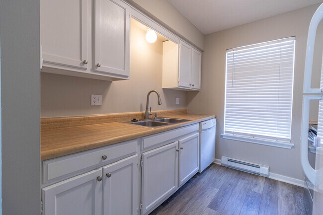 Building Photo - 1655 W Amos Dr