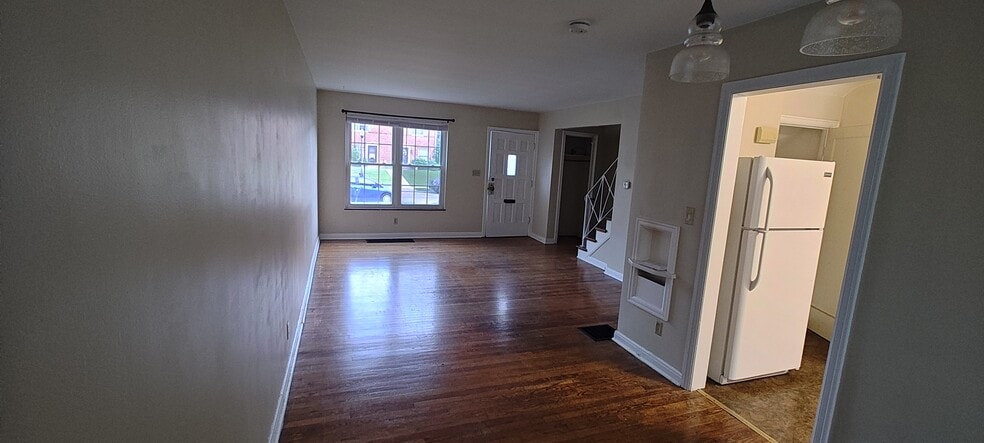 Entry/Living space - 602 Northridge Rd