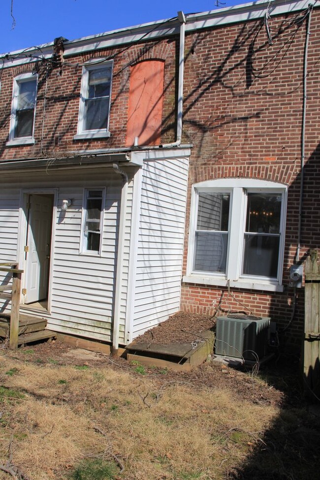 Building Photo - Lovely Townhouse in Baynard Boulevard Hist...