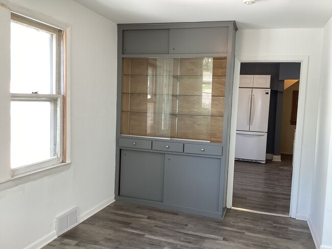 Building Photo - 3 Bedroom Single Family Home with Off stre...