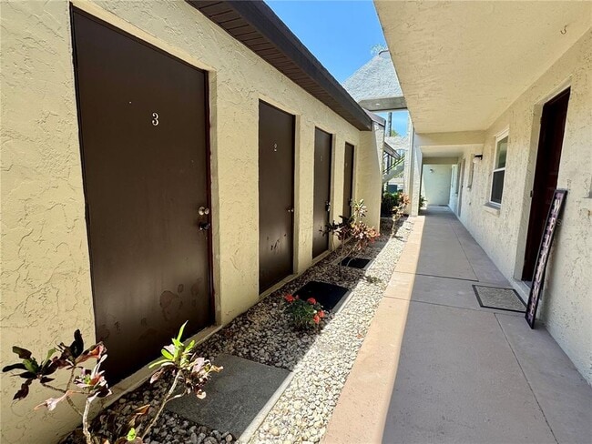 Building Photo - 1100 E Bay Dr