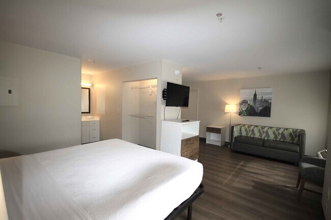Building Photo - Furnished Studio-Albuquerque - Rio Rancho Blvd.