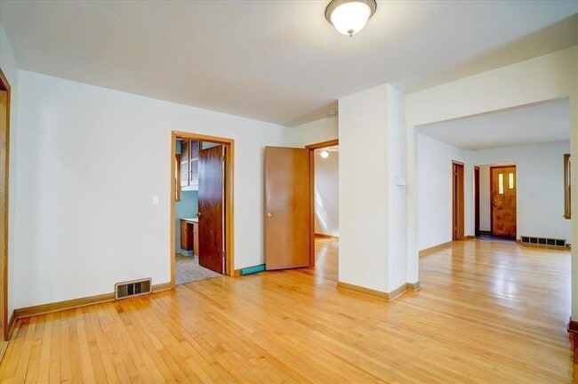 Building Photo - 1115 E Johnson St