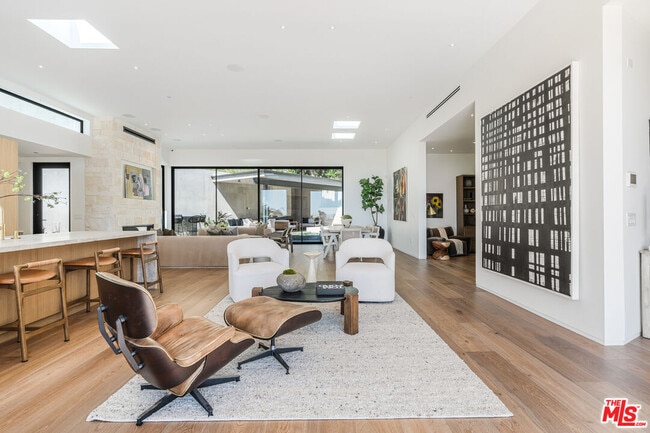 Building Photo - 1205 Las Lomas Pl