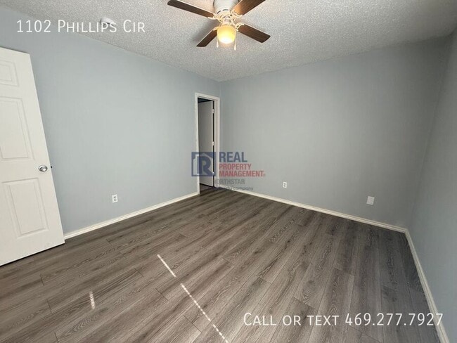 Building Photo - 1102 Phillips Cir