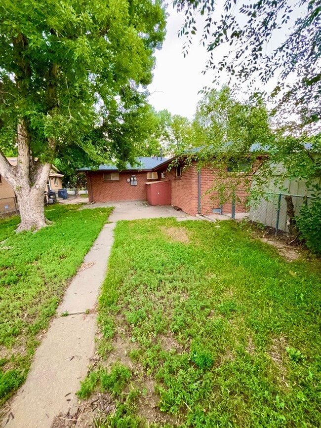 Building Photo - Remodeled Duplex Just Minutes from Old Tow...