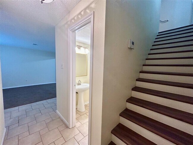 Building Photo - 2456 Country Club Dr