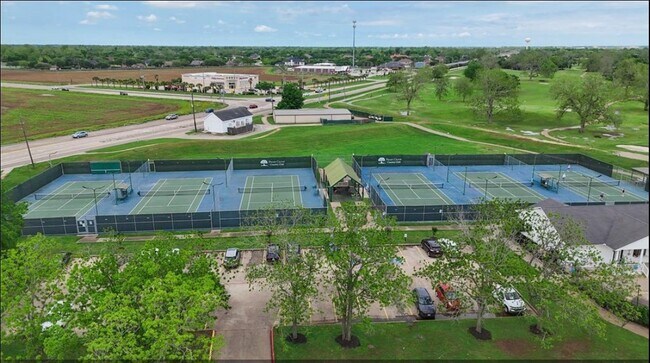 Building Photo - 1711 Surrey Ct