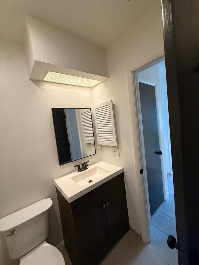 Building Photo - Three Bedroom Beautiful Home Available