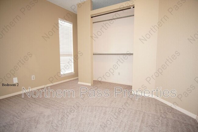 Building Photo - 637 Woodcrest Ln