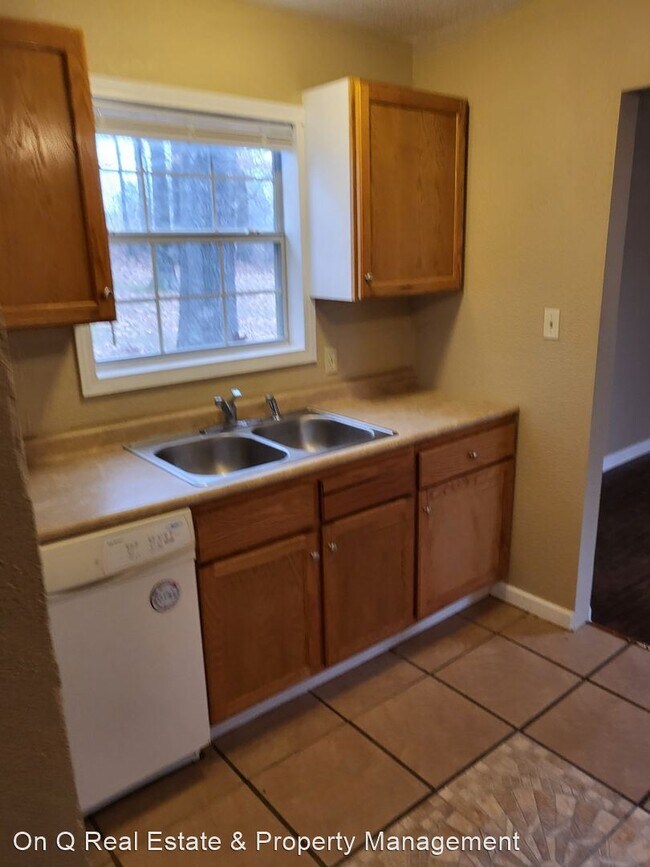Building Photo - 3 br, 1 bath House - 104 E. Lawson Road