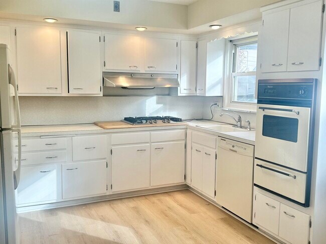 Building Photo - 588 Avenue A