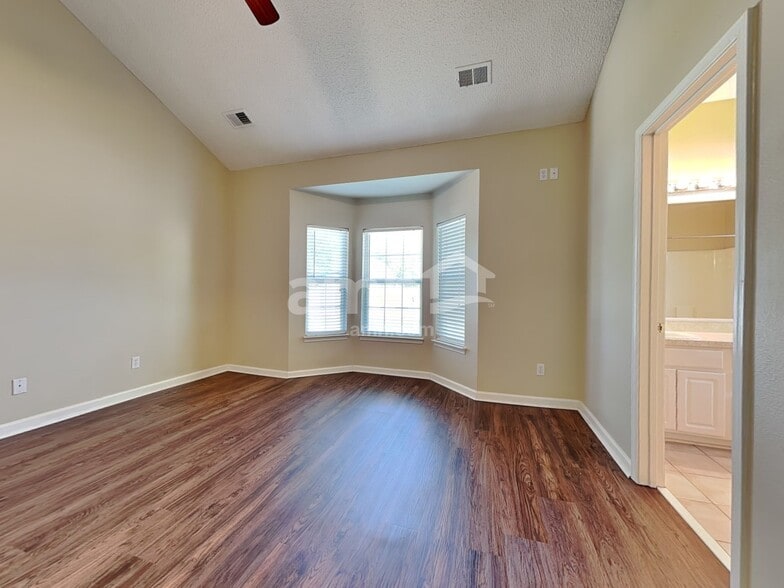 Building Photo - 525 Amsonia Cir