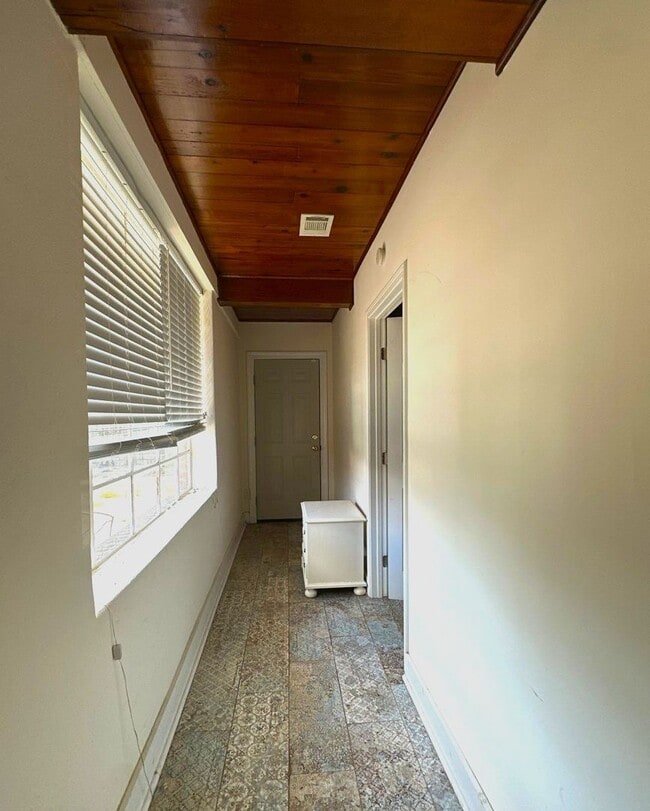 Building Photo - Beautiful 4 Bedroom Home Available