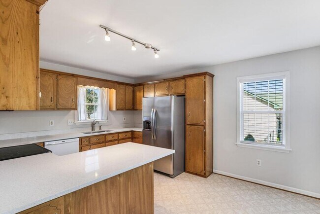 Building Photo - 4 Bedrooms/2 Bath Ranch Home!