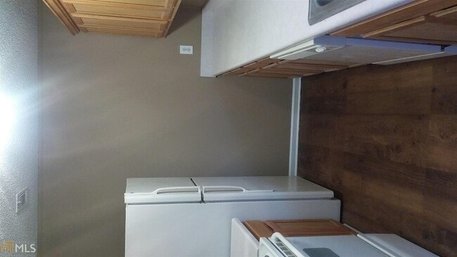 Building Photo - 1652 Hallmark Hills Dr