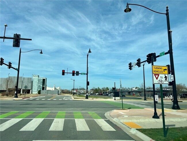 Building Photo - 902 SE G St