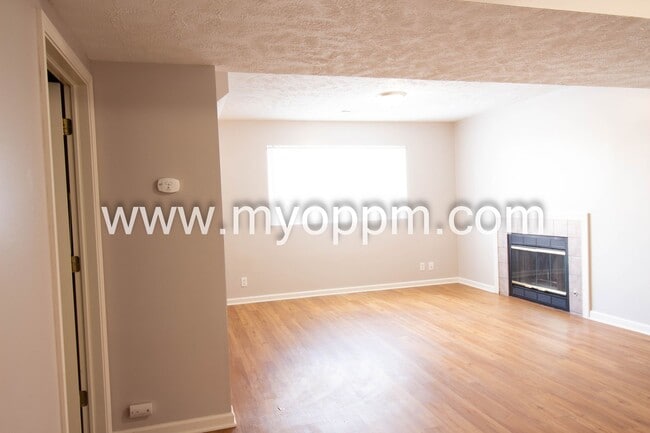 Building Photo - Available NOW! 3 Bedroom / 2 Bathroom Home | Northwest Omaha