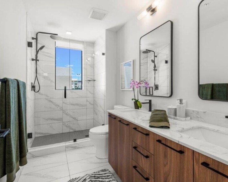 Building Photo - 11285 Biscayne Blvd